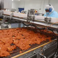 Cuisson de viande de poulet français destiné à la RHD. En 2019, 72 % de la viande de poulet utilisée en industrie était importée, selon AND Internatio