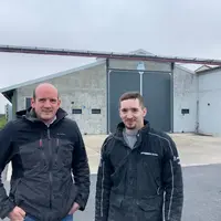 Techniquement autonome et formé en interne avec l’appui d’un vétérinaire indépendant, Alexis Bossus (à droite) est salarié à temps plein sur l’atelier