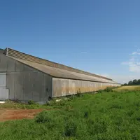 À Montmeyran, Guillaume Delay a signé une promesse de bail sur 20 ans pour désamianter et solariser les toitures de ses deux bâtiments (1972 et 1988)