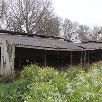 Le gisement de bâtiments d'élevages amiantés s'élèverait à un million de tonnes dont une part inconnue a été reconvertie, est tombée en friche ou a di
