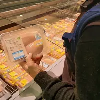 Au rayon volaille d'un supermarché allemand. Ces barquettes de filet de poulet (15 €/kg mi avril) indiquent que celui-ci a été élevé à moins de 35 kg