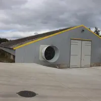 Les deux turbines de pignon de 53 000 mètre cubes crachent l'air chaud en fin d'élevage