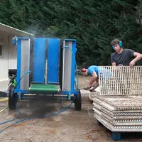 Les deux rotobuses montent et descendent alternativement de chaque côté le long de deux glissières pour asperger sous pression et de part et d’autre l
