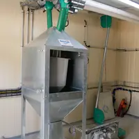 L’aliment est préalablement pesé par une trémie sur jauge de contrainte.