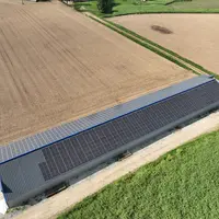 Après la face sud en 2010, la face nord de l'ancien poulailler a été équipée en 2022 d'une centrale photovoltaïque, avec des modules à hétérojonction.