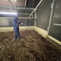 Il est recommandé de pulvériser la solution en bas des murs et parois des bâtiments