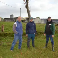 De gauche à droite, Jacques et Pierre Lagrève, producteurs d’œufs à Louvigné du Désert, et Olivier Dauloudet, technico-commercial Ouest pour Patura