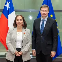 Antonia Urrejola, ministre des Affaires étrangères du Chili et Valdis Dombrovskis, commissaire européen au Commerce, ravis de l'accord signé le 9 déce