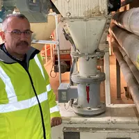 Jean-Luc Denis, responsable de l’usine Nutri-Bourgogne devant l’appareil de mesure du débit du blé entier : « Le dispositif de mélange par flux après
