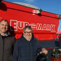 À gauche, Marc Le Hir, le fabricant Euromark, et Jean Pierre Marchand, inventeur de la repailleuse pneumatique.