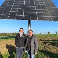Nicolas Giboire installé à la suite de son père Patrick est l’un des 63 éleveurs de Janzé ayant investi dans un tracker photovoltaïque, dans le cadre