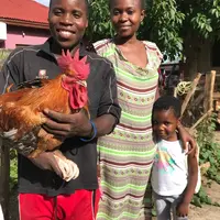 Éleveurs en Tanzanie portant fièrement un coq Sasso © Hendrix Genetics