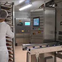 Installée au couvoir Hy-Line, la technologie d’AAT associe la machine d’ovosexage Cheggy et l’étourdissement des œufs mâles Stunny.