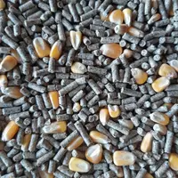 Les granulés fabriqués en mouture à façon pour des canards peuvent contenir des grains entiers (25 % ici) en plus du maïs broyé dans le granulé.