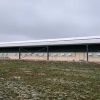 La charpente mono pente supportera 500 kWc de panneaux solaires fin 2023. Elle permet d’aménager 800 m² de jardin d’hiver pour les 13 500 poules Bio,