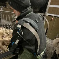 Le père de Jordan Mounet testant l’exosquelette. « J’envisage d’acquérir un exosquelette pour moi et mon salarié, afin de soulager nos efforts au gava
