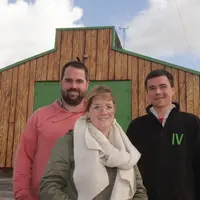 De gauche à droite : Florian et Anais Le Coent, avec leur salarié Romain « Pour qu’un salarié se sente bien dans l’entreprise, il faut lui confier des