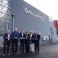 Au coupé de ruban lors de l'inauguration du site, parmi les élus locaux, le président de Terrena Olivier Chaillou, troisième à partir de la gauche.