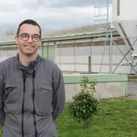 Jonas Dibou s'est installé hors cadre familial et a repris un élevage de poules reproductrices dans les Côtes d'Armor.