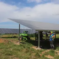 Après avoir conquis les toitures des élevages avicoles, le photovoltaïque s’implante progressivement dans les parcours avec des structures et des puis