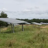La surface de panneaux photovoltaïques implantée par site ne devra pas dépasser 1 MWc de puissance et 15 % de la surface des parcours.