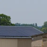 Les centrales photovoltaïques du site avicole ont été installées sur les toitures d'hangars agricoles.