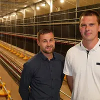 Thomas Réhel (à gauche) et Sébastien Éon ont installé les équipements intérieurs (hors structure volière), ce qui a permis de compresser le coût de la