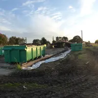 3. Les déchets ne contenant pas d'amiante (bois, béton) sont triés et évacués dans des bennes.