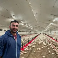 Kamuran Yilmaz, éleveur de poulets à Le Pas en Mayenne, est le premier en France à tester les tubes à leds Junglite, développés spécifiquement pour la