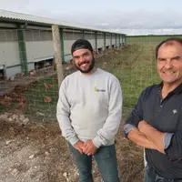 Avec le poulet Label rouge, Corentin Chateignier, ici avec son père Alain, renforce le positionnement qualitatif et original de sa production (asperge