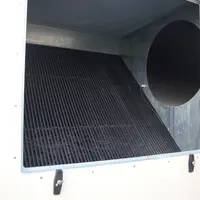 Après ouverture de l'échangeur : en noir, le bloc échangeur fixe et à droite la sortie de l'air intérieur qui réchauffe l'air entrant à travers les pl