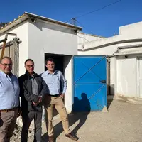 Anis Farhat, directeur d’exploitation de Taissir, entouré de Fabrice Poisbeau et de Guirec Rollando, de Sodalec Distribution : « La filtration d’air a