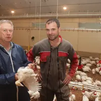 Alain Salmon (Ets Michel) avec Emmanuel Rochelle, éleveur en Ille-et-Vilaine.