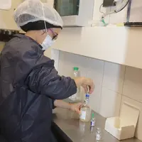 La veille, les flacons sont placés au frigo pour décongeler progressivement (ou 3 minutes dans une eau à 30°C). Après mélange dans le diluant, le vacc