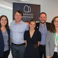 Claire Parmentier, en charge du Hatch Vet Institute (au centre), est accompagnée d’une équipe de quatre experts : Claire Goden