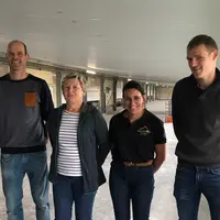 Damien, Romain et Lydie Hamon avec Lise Josset, leur technicienne d'Huttepain Bretagne. Au bâtiment classique, 80 m de lo
