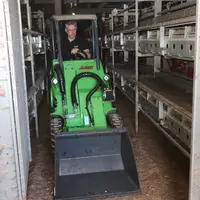 Les couloirs larges sont appréciés, car ils facilitent le passage des porte-outils pour l'évacuation régulière des fiente