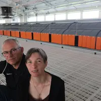 Marina et Nicolas Grellepoix. Détenu par Nicolas, le bâtiment neuf complète idéalement l’atelier de 9000 poules parentales de
