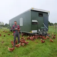 Stève et Lydie Barreaud ont investi près de 150 000 euros pour loger 800 poules bio.