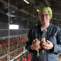 GŽraldine Mazerolle et ses poulets Label rouge de 15 jours