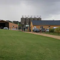 Accessible par un unique chemin, l’entrée du site d’élevage de Nicolas Verdier est délimitée par une clôture grillagée avec un