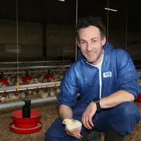 Guillaume d’Hueppe dans l’un des poulaillers refaits à neuf : « Mon objectif est d’avoir le même niveau de vie que lorsque j’é