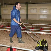 Chaque poulailler est équipé d'un petit scarificateur électrique pour aérer la litière.