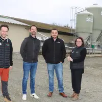 Devant l'un des bâtiments rénovés, Guillaume d’Hueppe à gauche, avec Florian Le Normand, de l’installateur TSE Hors-sol,