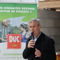 Le directeur général Damien Calandre en visite chez un futur éleveur. La production est devenue le maillon faible de Duc, d’où
