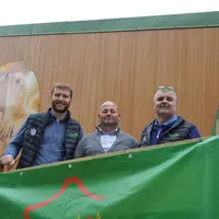 <em class="placeholder">Sylvain Plumelet, éleveur à Plémet (22), avec Guillaume Gannat, chargé de développement LDC (à gauche) et Guénaël Le Sourd, di