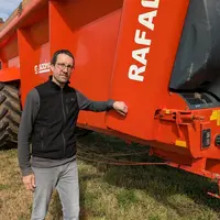 <em class="placeholder">Alexandre Guinard, éleveur de volailles à Hénansal (Côtes d'Armor). « J'ai préféré investir dans mon propre épandeur