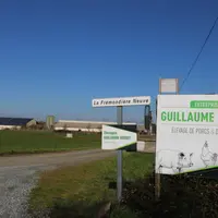 <em class="placeholder">L’ensemble des bâtiments est regroupé en un même lieu. Accessible par un sas central, il est complètement isolé et clôturé, fa