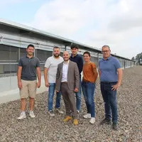 <em class="placeholder">De gauche à droite : Maxime Forget, Florian Gérard, Clément, Isabelle et Mickaël Trichet, avec Pierre Benoît (devant). Le prem