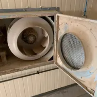 Un bâtiment de volaille propre mais un générateur encrassé.